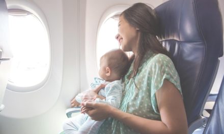 Tips Agar Bayi Selalu Nyaman Selama Perjalanan di Dalam Pesawat